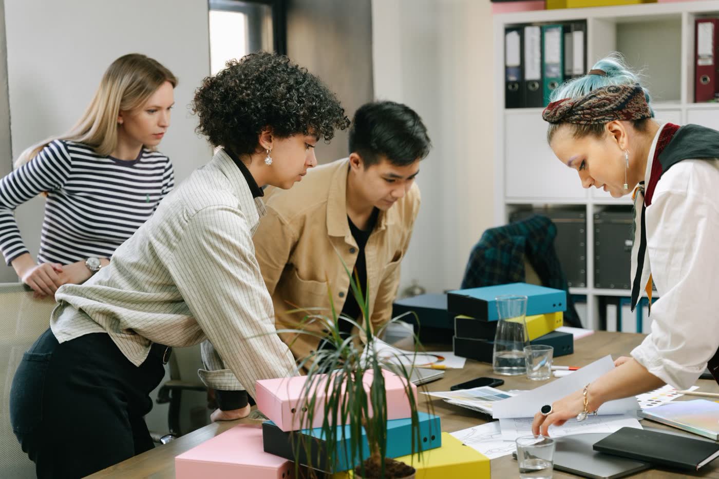 Een team overlegt over documenten in een kantoor