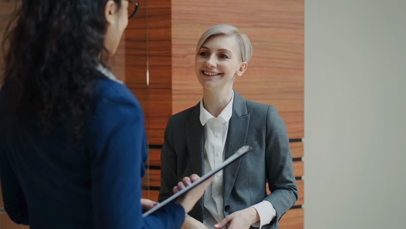 Twee collega's in gesprek tijdens een overleg op kantoor