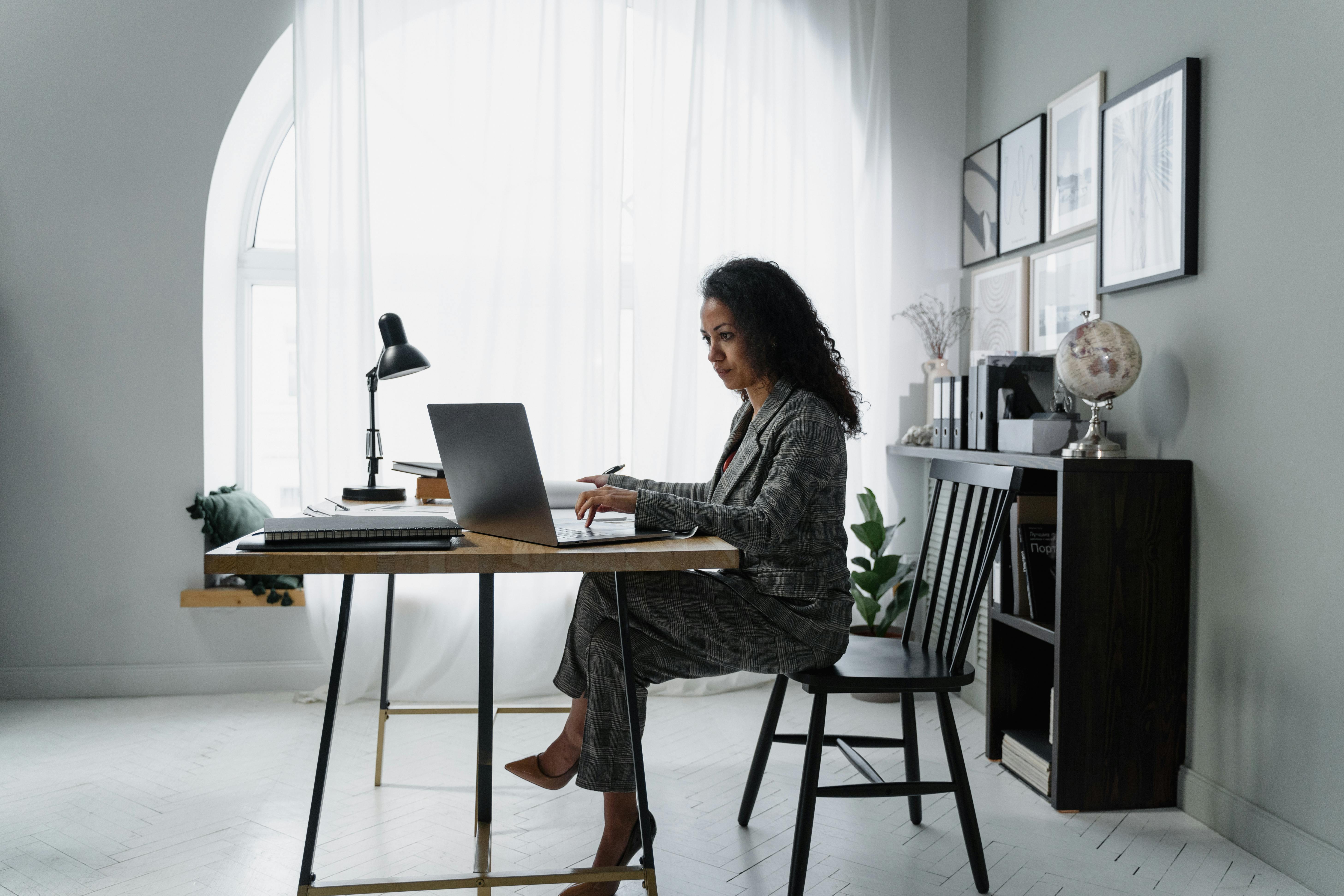 Ondernemer werkt geconcentreerd aan haar administratie